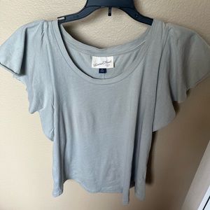 Universal thread top with flutter sleeves